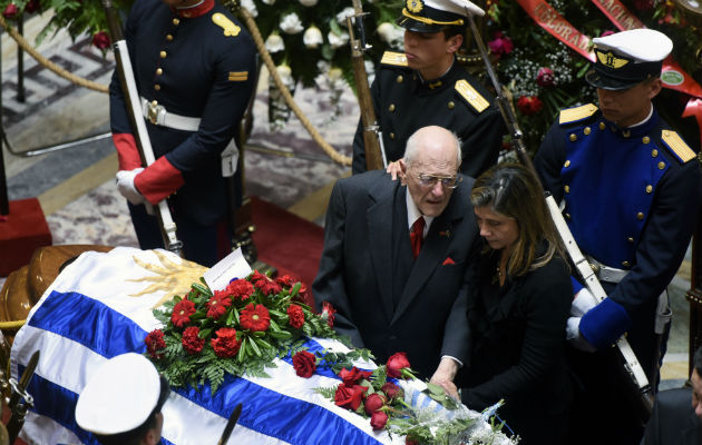 Amigos, familiares y políticos rezaron, por el eterno descanso del hombre que ayudó al Uruguay a salir de una seria crisis. FOTO/AP