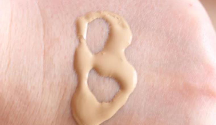 Base de maquillaje + sérum: Da como resultado una durabilidad.
