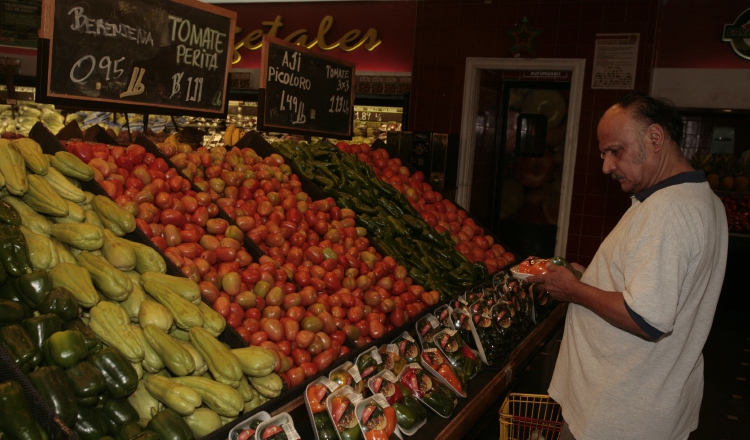 Los precios de los vegetales en los supermercados son muy elevados, por lo que los expertos recomiendan que acudan a los mercados donde están un poco más barato. Archivo