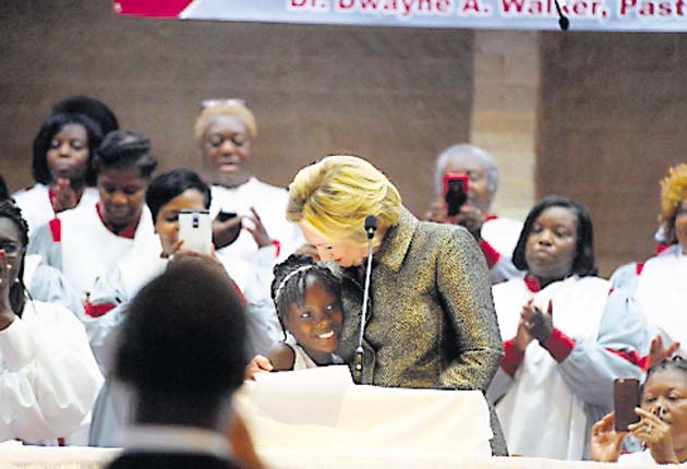 Clinton batalla por atraer al votante joven de Sanders