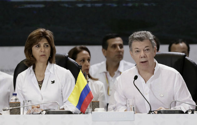 Juan Manuel Santos junto a la canciller María Ángela Hilguín. FOTO/EFE