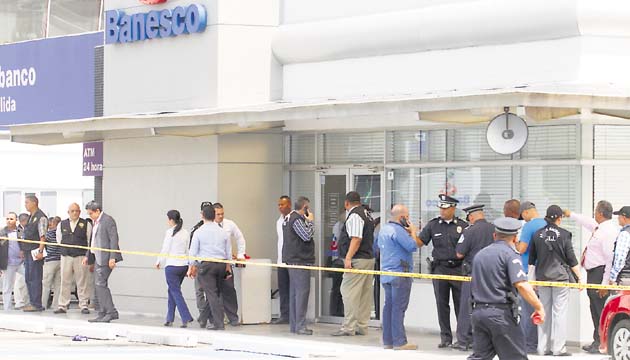 A tomar precauciones cuando estén en los bancos 