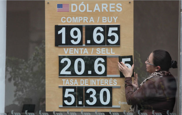Este martes en la noche el peso mexicano cruzó la barrera de las 20 unidades por dólar, un mínimo histórico. Foto/EFE