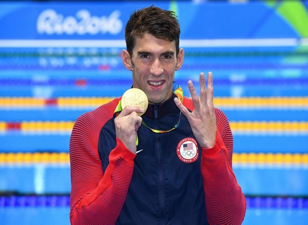 Phelps muestra una de sus 28 medallas  olímpicas. Foto/EFE