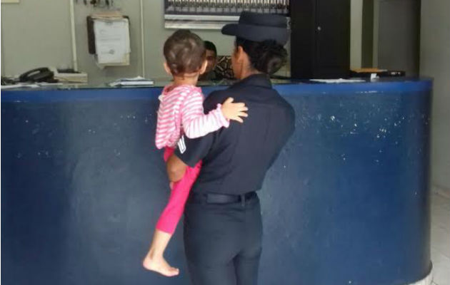 La niña vestía un pantalón rosado.  