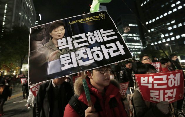 Miles de personas exigen la renuncia de la mandataria Park Geun-hye. FOTO/AP