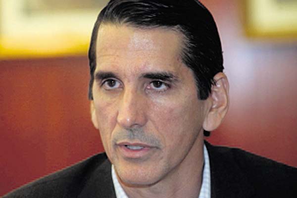 Político alerta sobre destrucción sistemática de la institucionalidad