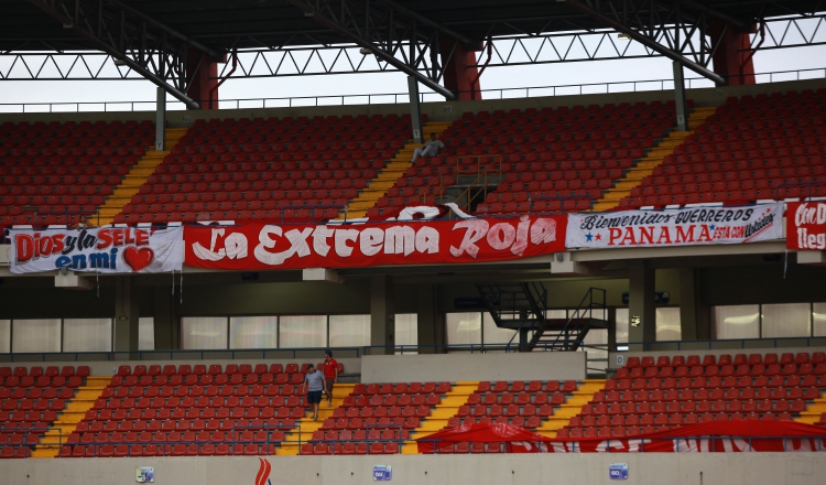 Momentos en los que la Extrema Roja trabaja. /Foto Anayansi Gamez