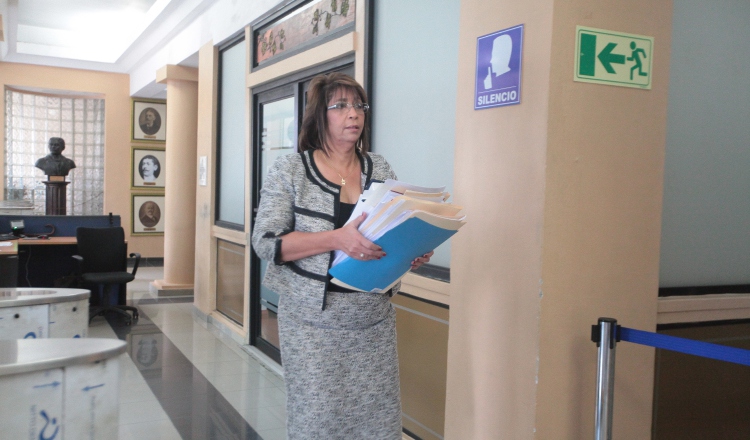 La exprocuradora Ana Belfon enumera las irregularidades de un expediente paralizado. /Foto Víctor Arosemena