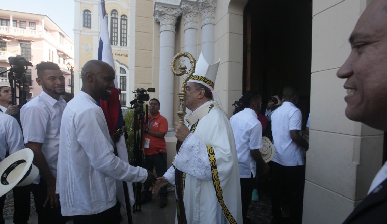 Felipe Baloy (izq.) es saludado por monseñor Ulloa. Felipe Baloy (izq.) es saludado por monseñor Ulloa. /Foto Víctor Arosemena