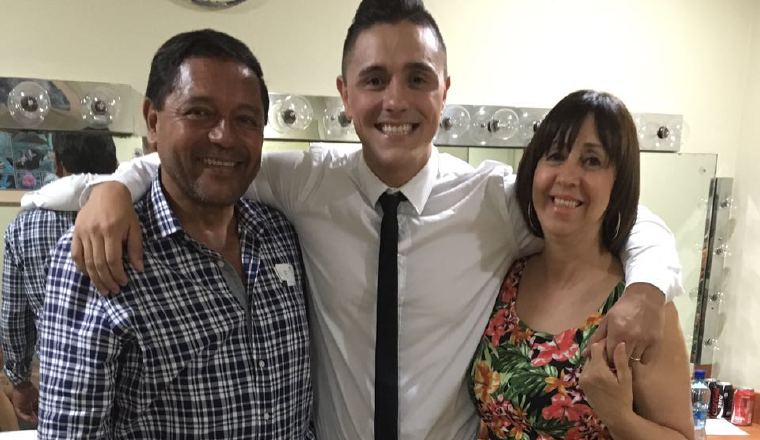 Su más grande apoyo: Para Joey, salir sin la bendición de su padre es un gesto que no puede permitirse, es por eso por lo que antes de salir de Panamá, llama a su familia y se las pide para poder viajar tranquilo.