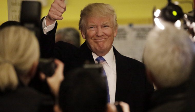 Donald Trump saluda a sus simpatizantes. Donald Trump saluda a sus simpatizantes. /Foto AP