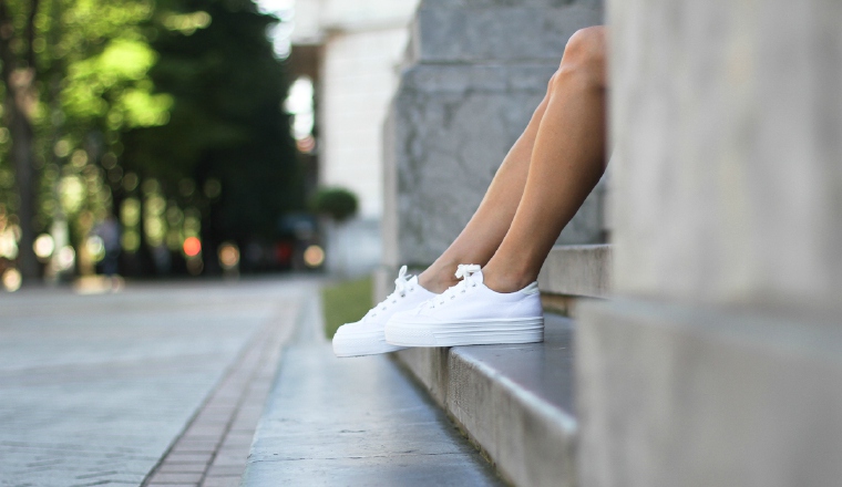Las zapatillas blancas son compatibles con todos los 'looks'. Las zapatillas blancas son compatibles con todos los 'looks'.