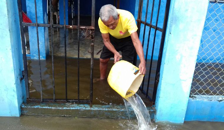 Este señor sacaba agua de su residencia, afectada por las lluvias. Este señor sacaba agua de su residencia, afectada por las lluvias. /Foto Mayra Madrid