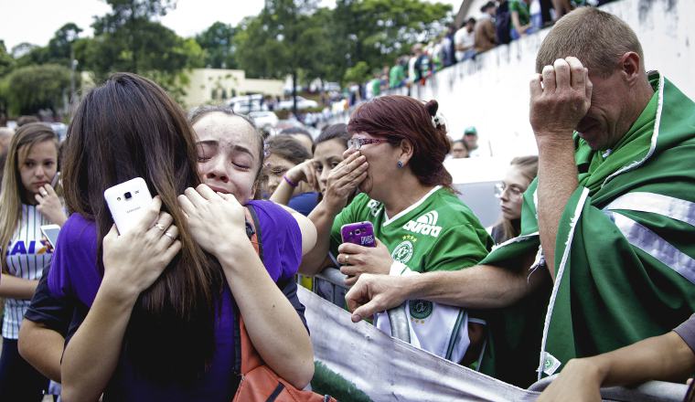 Aficionados del Chapecoense, sumergidos en el dolor. Aficionados del Chapecoense, sumergidos en el dolor. /Foto EFE