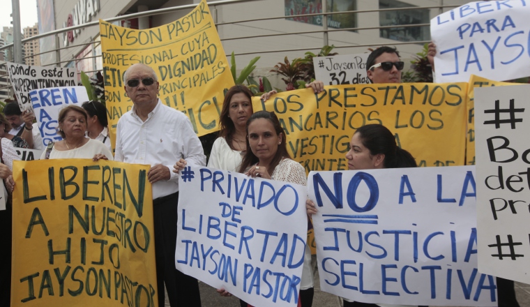 Los manifestantes se pronunciaron molestos por un saludo sarcástico del presidente Juan Carlos Varela, mientras acudía a la sede de la sesión de la CIDH, cuando se encontraban protestando. Los manifestantes se pronunciaron molestos por un saludo sarcástico del presidente Juan Carlos Varela, mientras acudía a la sede de la sesión de la CIDH, cuando se encontraban protestando. /Foto Víctor Arosemena