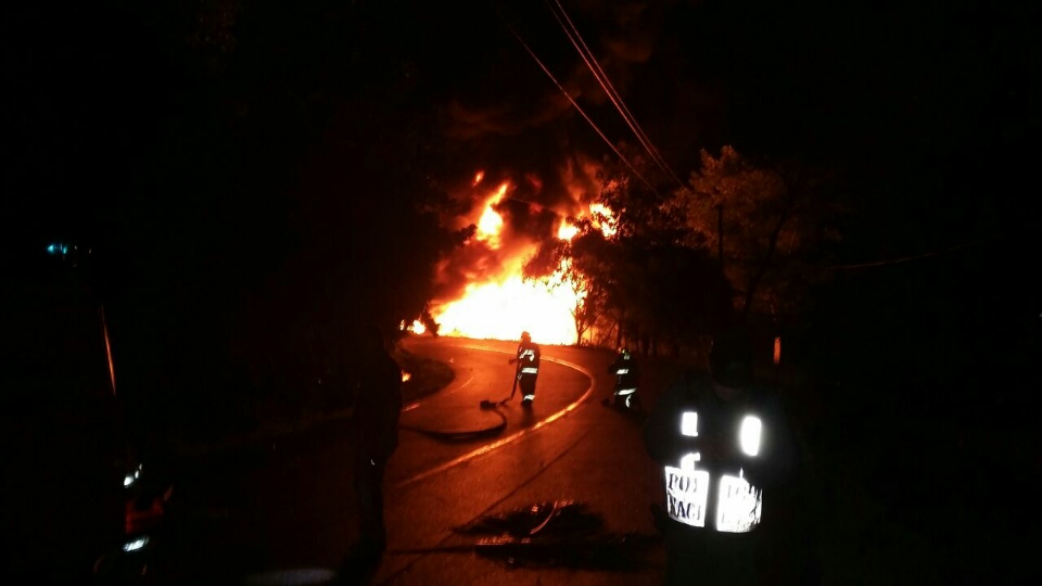 Cuerpo de bomberos combaten el incendio del carro cisterna, FOTO/Leonardo Machuca
