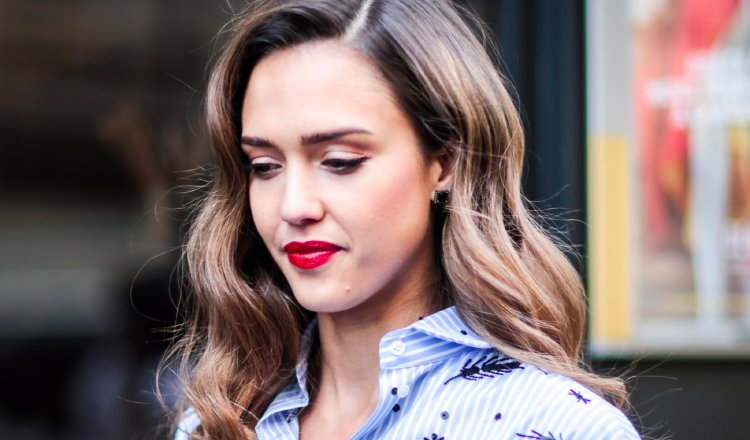 Famosas como Jennifer López o Jessica Alba se rindieron ante esta técnica que aporta luminosidad a las melenas.