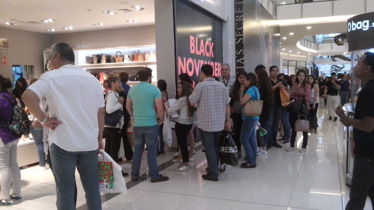 En Multiplaza Mall, las personas aprovecharon los descuentos en tiendas de marca. Foto: Cecilia Ruiz