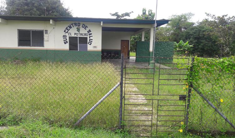 Esta instalación de salud se encuentra llena de herbazales. /Foto Elena Valdez