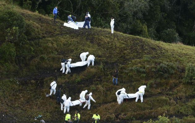 Rescatan varios de los cuerpos del accidente aéreo en Colombia. FOTO/AP