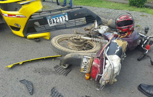 Daños en el vehículo y la moto. Foto: Leonardo Machuca. 