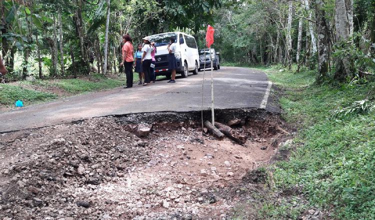 Es un peligro la carretera rajada, se necesita maquinaria, de manera urgente, para repararla. /Foto Elena Valdez 