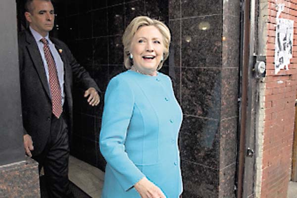 FBI mantiene su decisión de no procesar a Clinton por correos