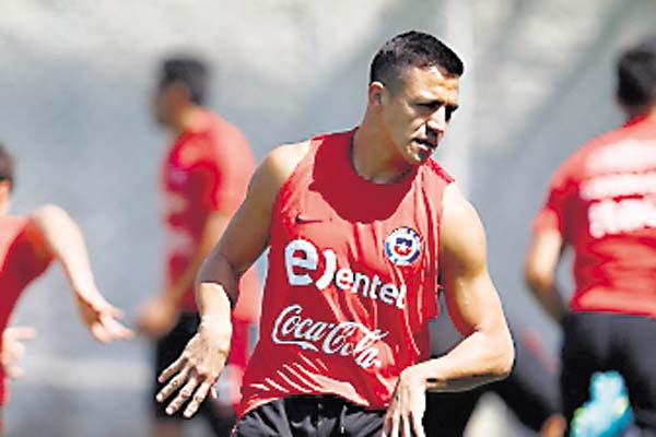 Sin Alexis, lesionado, viajó Chile a partido con Colombia