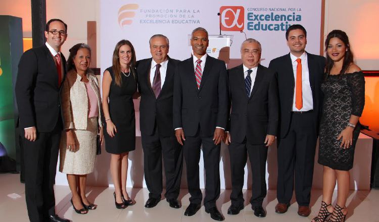 1. Luis Moynes, Dagmar Álvarez, Mitzy Alfaro, don Nicolás González Revilla, Dr. Julio Escobar, Eduardo Ritter, Francisco Trejos y Fátima Vega.