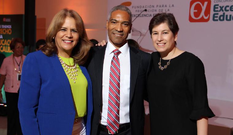 2. Carmen Broce, Dr. Julio Escobar y Diane Gaylor.