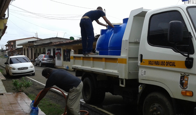 Como paliativo se lleva el agua casa  a casa en vehículos. /Foto Thays Domínguez