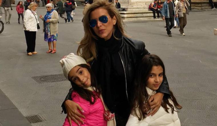 Massiel, junto a sus hijas, durante un viaje a Francia.