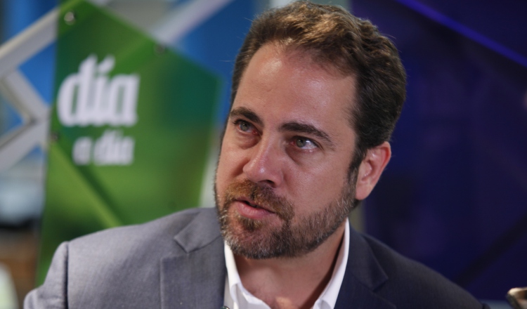El ministro Mario Etchelecu justificó los millonarios contratos, con licitaciones directas. /Foto Archivo