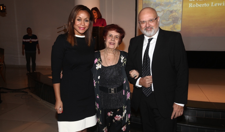 1. Janelle Davidson, Zita Lewis y Edwin Cedeño.