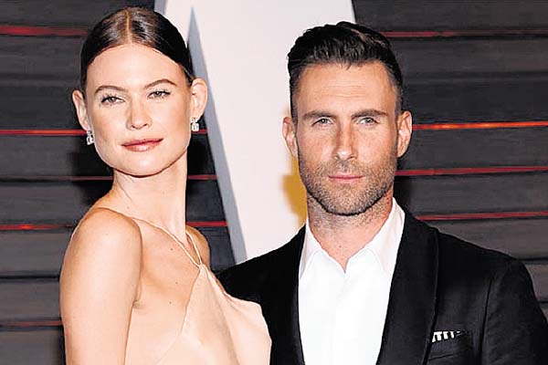 Behati Prinsloo: El ángel de Victoria's Secret Behati Prinsloo y esposa de Adam Levine dio a luz a su primera bebé en común, llamada Dusty Rose Levine. El vocalista de Maroon 5 confesó que le está costando ser un buen padre por todo lo que debe aprender, pero está dispuesto a aprender a ser un buen padre.