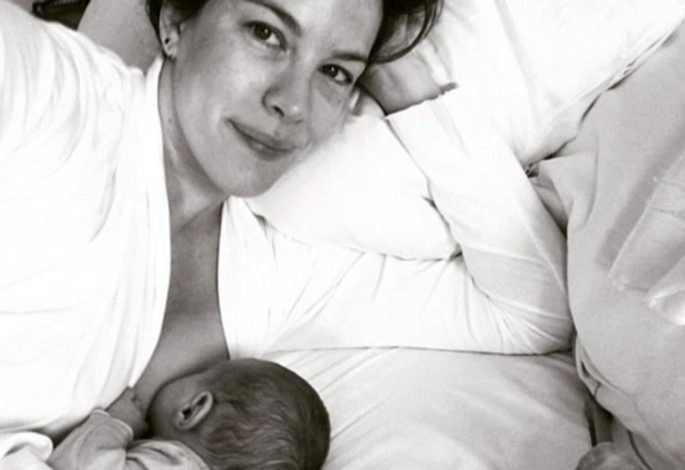 Liv Tyler: La actriz y su pareja David Gardner se llenaron de alegría con la llegada de una hermosa bebita llamada Lula Rose Gardner. La pareja compartió la buena noticia a través de las redes sociales. Tyler y David también son padres de Saylor, al que también han presentado a sus seguidores a través de fotos llenas de ternura. Para la actriz, cada momento de su vida es un motivo de agradecimiento, y el nacimiento de sus hijos es uno de ellos.