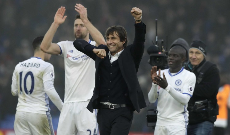 Antonio Conte celebra la victoria. AP