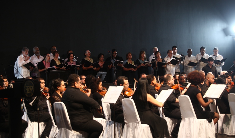 Cerca de un centenar de músicos deleitó a la concurrencia con su talento musical durante este espectáculo. /Foto Aurelio (Shino) Herrera Suira.