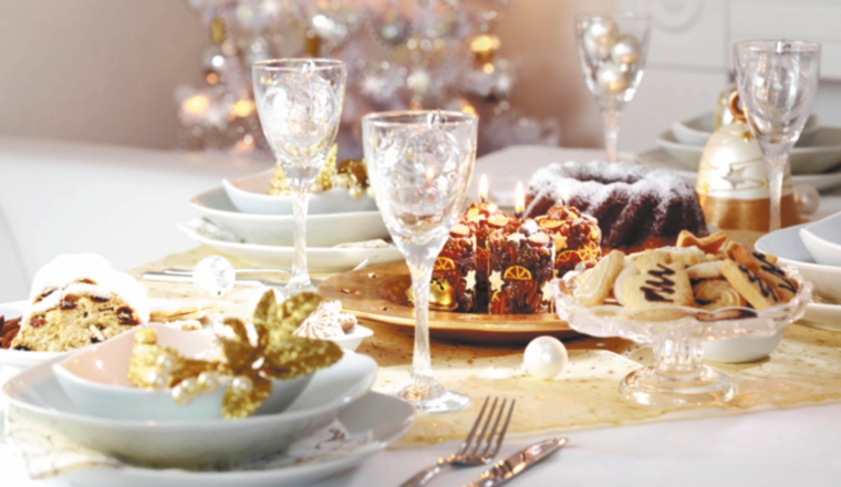 Los brillos decoran la mesa. Los detalles de cristal son encantadores. Los brillos decoran la mesa. Los detalles de cristal son encantadores.