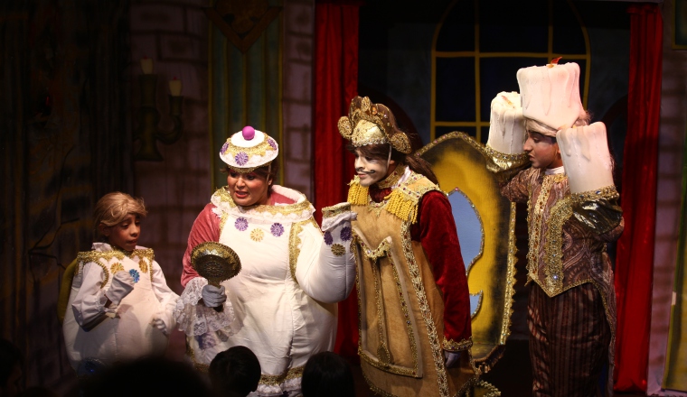 ¿Espían? Chip, Mrs. Potts, Ding Dong y Lumiere. ¿Espían? Chip, Mrs. Potts, Ding Dong y Lumiere.