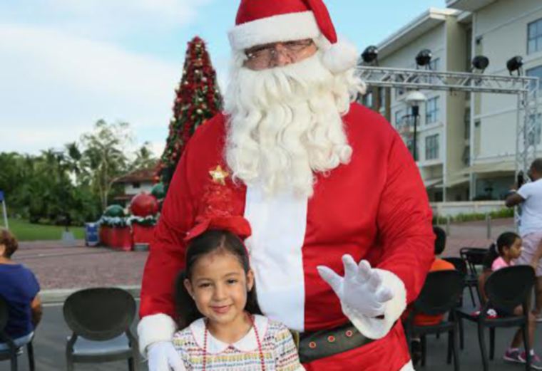 5. Micaela García y Santa Claus. 5. Micaela García y Santa Claus.