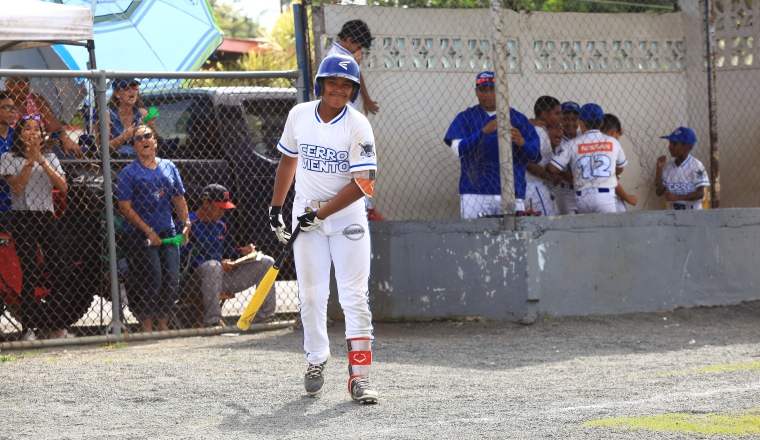 Austin Aldeano sonó jonrón. Austin Aldeano sonó jonrón. /Foto Anayansi Gamez