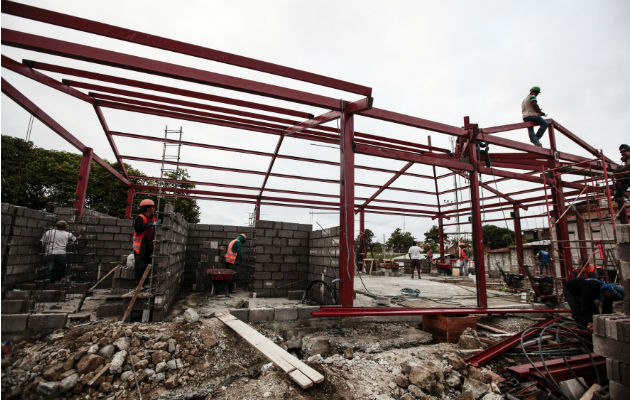 Obras en el mercado de mariscos de Pedernales (Ecuador), que quedó destruido tras el terremoto que el pasado 16 de abril sacudió Ecuador. Foto: EFE/Archivo