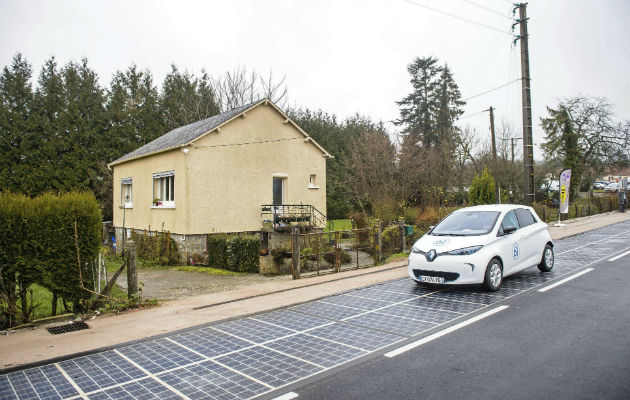 Carretera equipada con paneles solares. Foto/ EFE