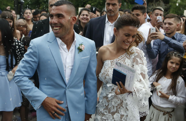 Carlos Tevez y a su hermosa esposa Vanesa Mansilla./ Foto AP