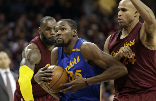  Kevin Durant (c) contra  LeBron James y Richard Jefferson./ Foto AP