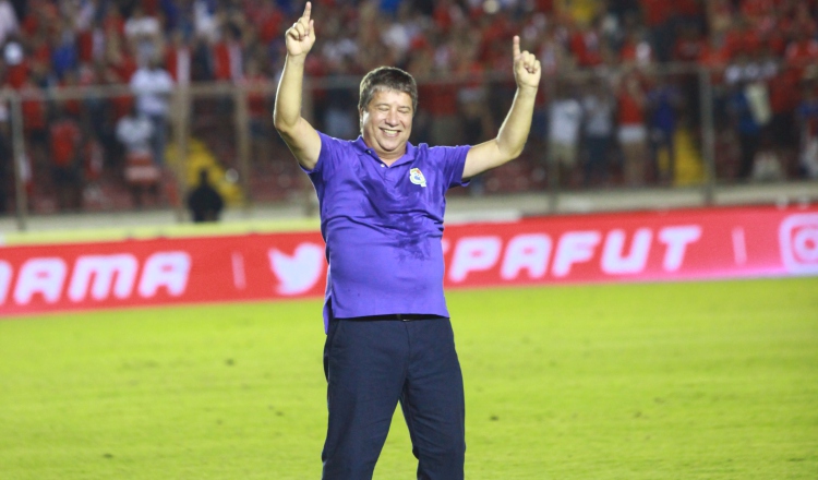 Hernán Gómez, técnico de la Selección de Fútbol de Panamá, no se ha presentado a los entrenamientos, se espera que regrese en enero.