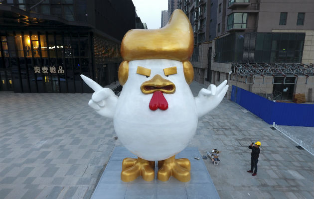 La estatua se exhibe en un centro comercial. Foto/ AP