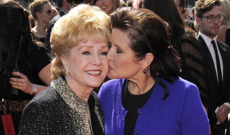 La actriz estadounidense, famosa por su interpretación en ‘Cantando bajo la lluvia’, falleció un día después de despedir a su hija Carrie Fisher.